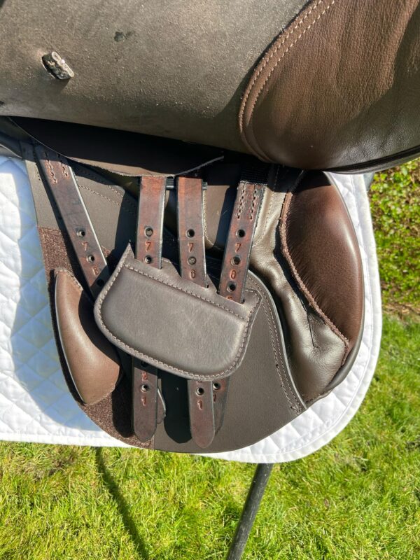 17.5" Hastilow Jump Saddle - Image 3